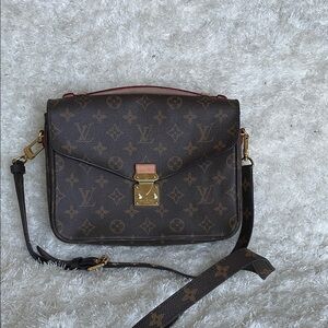 EUC REPOSH MESSENGER CROSSBODY BAG